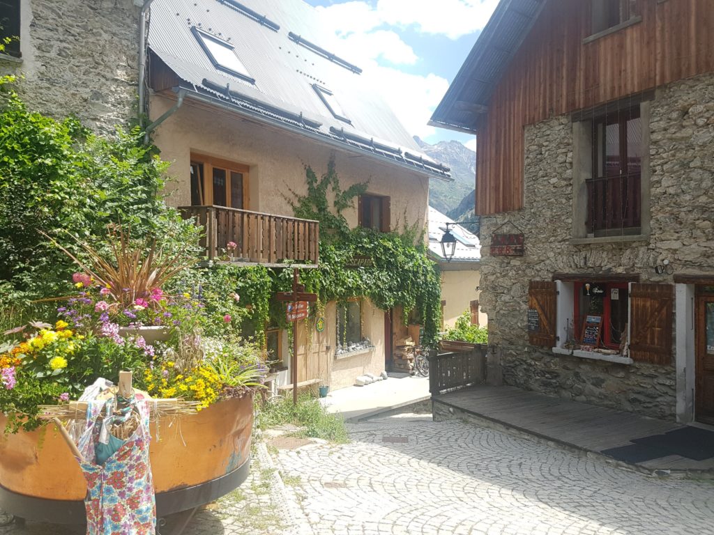 Historické baráčky ve vesničce Vénosc pod Les Deux Alpes