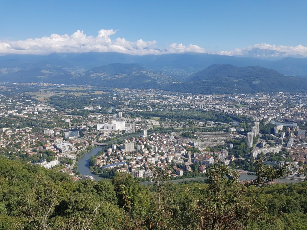 Pohled na Grenoble z vyhlídky nad městem.