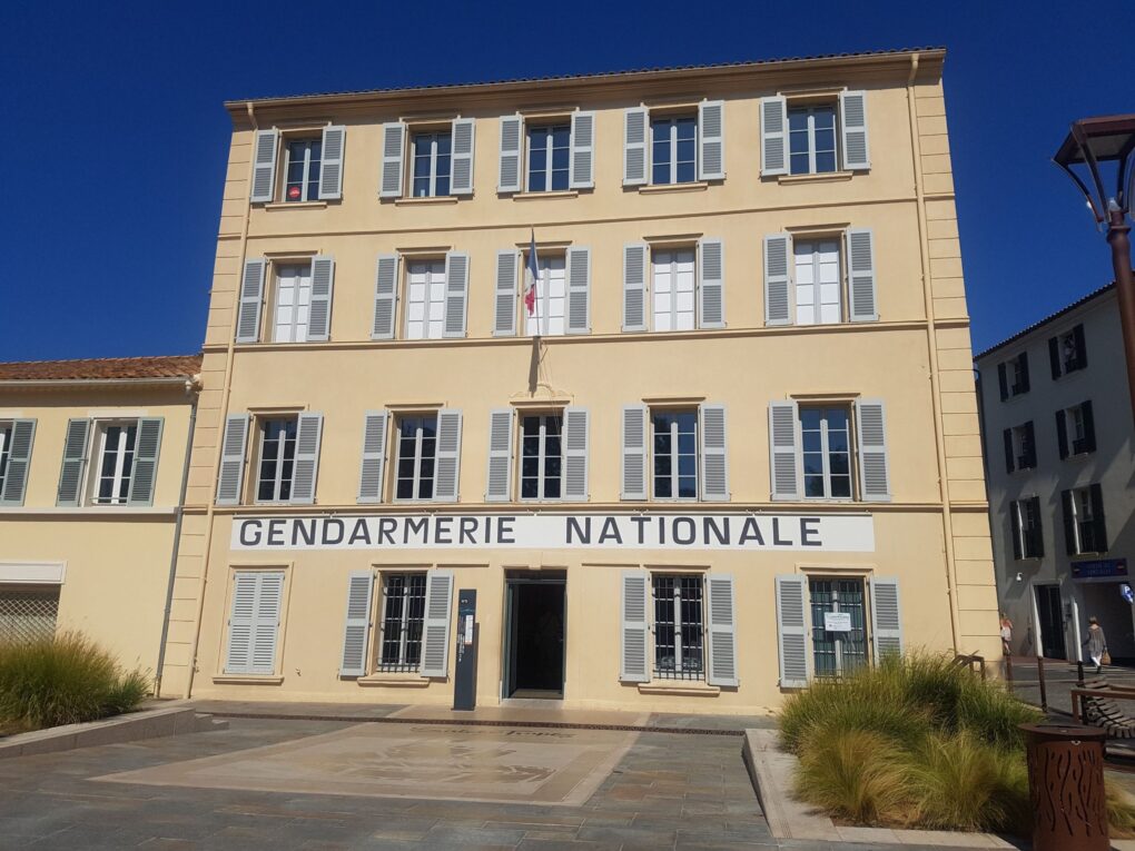 Četnická stanice v Saint Tropez, kde se natáčela série o Četnících.