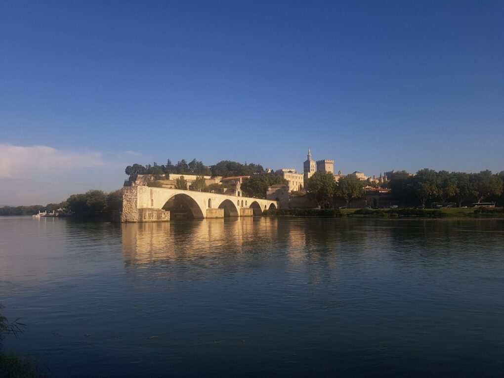 Avignonský most z druhé strany řeky