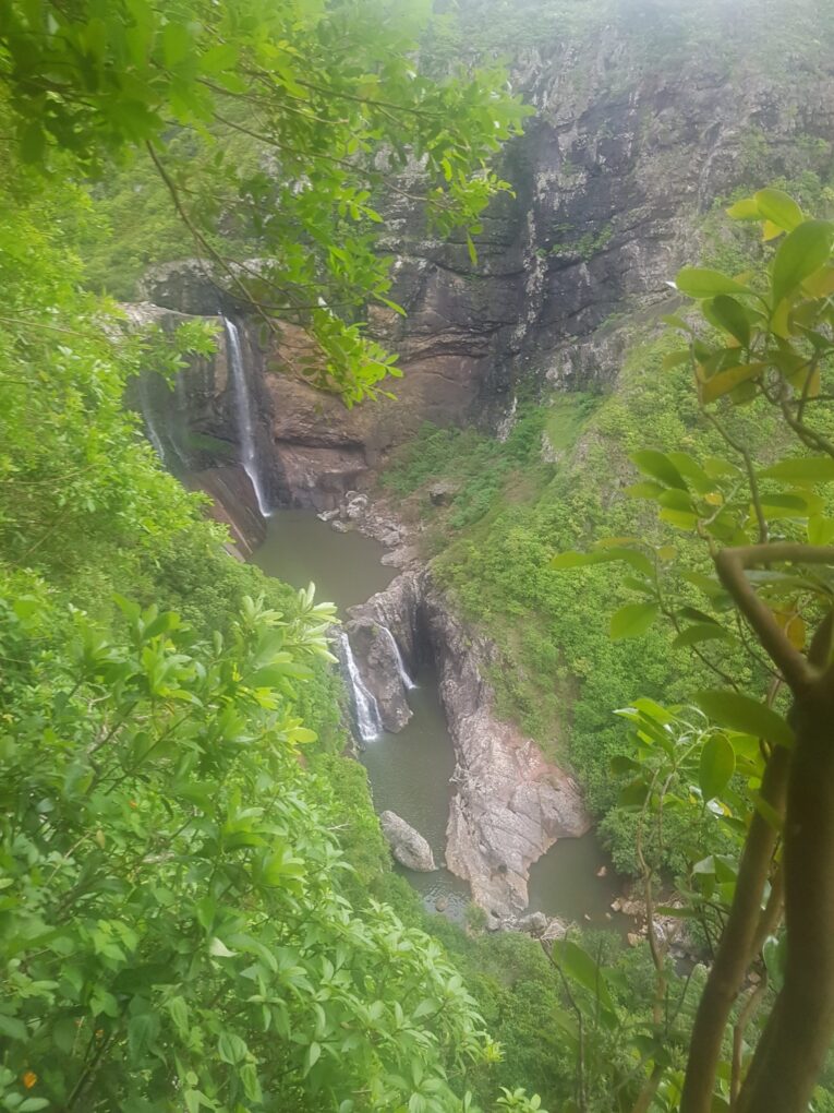 Tamarin waterfall, pohled z treku v džungli.