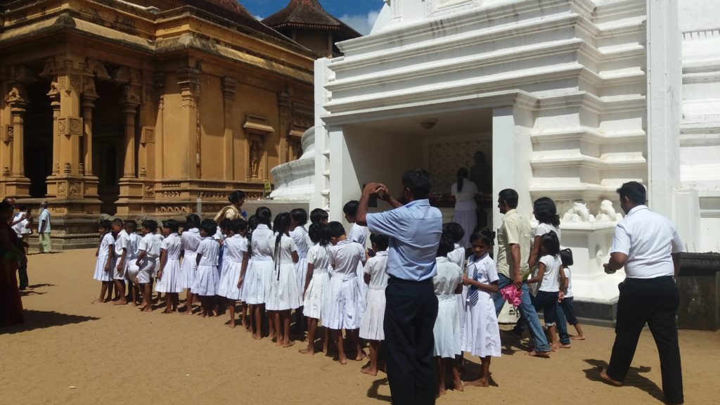 Náboženství je na Srí Lance velice důležité.  Do chrámu se chodí v čistém bílém oblečení a bez bot. Děti na školním výletě v buddhistickém chrámu.