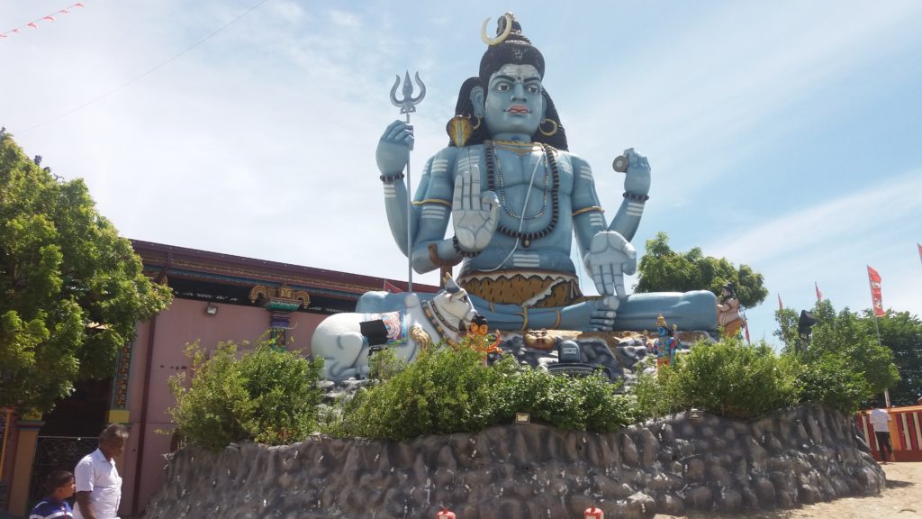 Mohutná barevná socha před vstupem do hinduistického chrámu v Trincomalee.