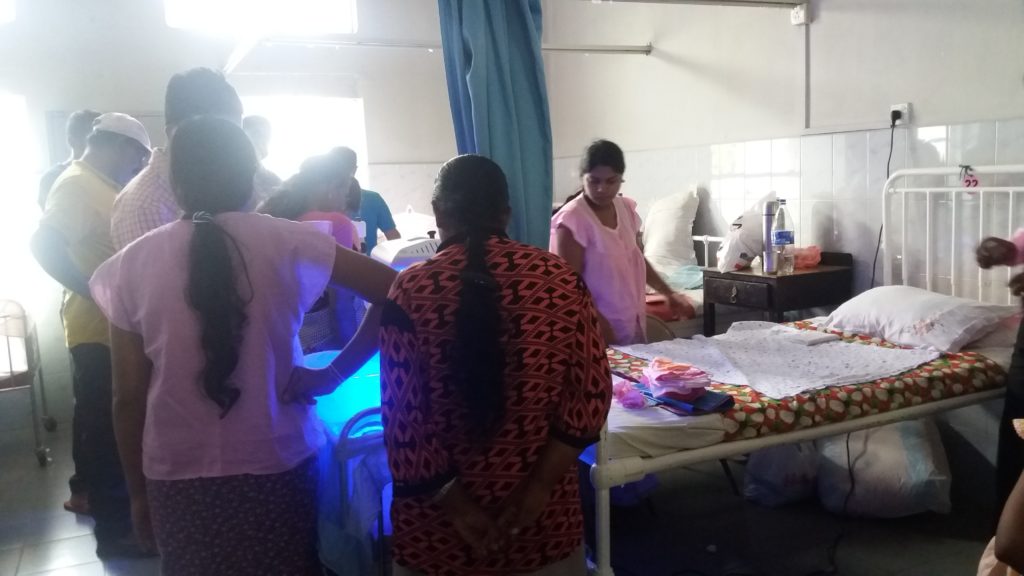 Návštěva nemocnice v Colombu. Na tomto pokoji leží 24 žen se svými novorozenými miminky. Jedna postel vedle druhé.