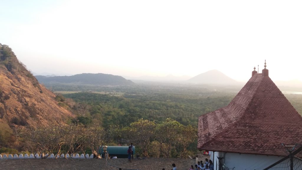 Výhled z kopce s jeskynním chrámem.