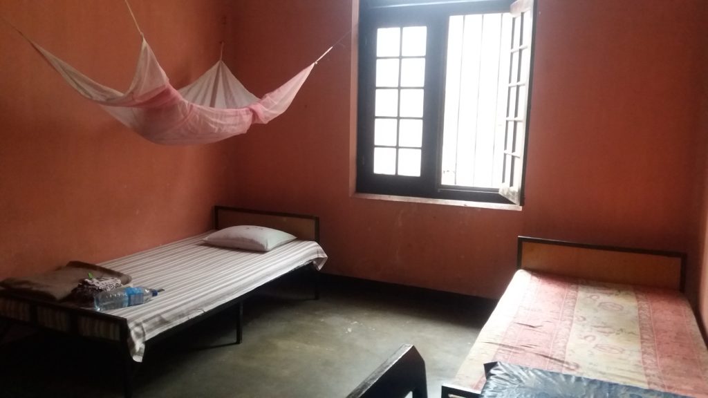Skromné ubytování v Kandy přímo u mnichů za cca 80 Kč na noc. Nechybí ani moskytiéra.