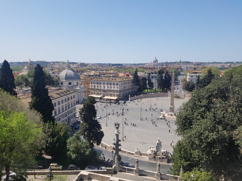 Výhled z parku na Piazza del Popolo.