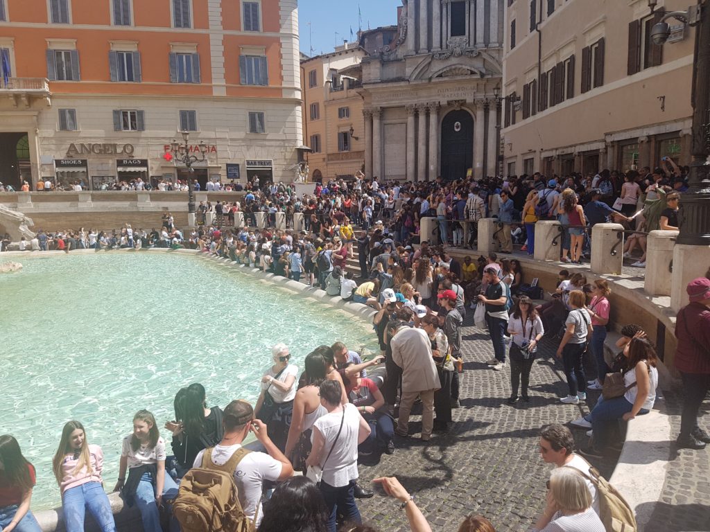 Turisté kolem fontány di Trevi.