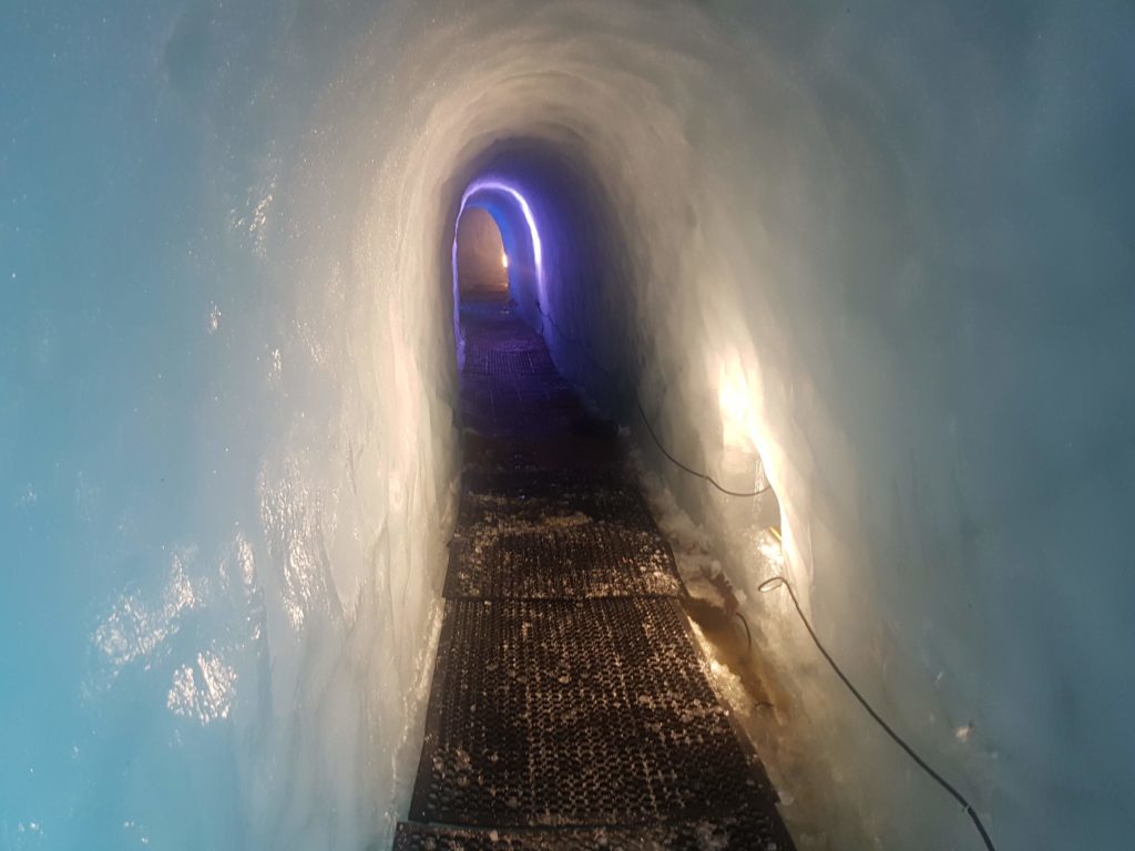 Ledová jeskyně vytesaná přímo v ledovci. Vchod naleznete nedaleko horní stanice kabinové lanovky.
