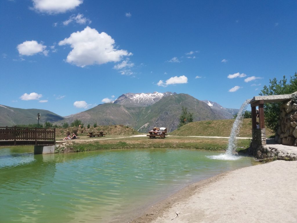 Pohled na (v červenci stále zasněžený)  Pic du Lac Blanc od koupaliště v Les 2 Alpes.