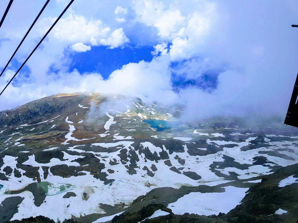 Pohled z mrazivého vrcholku Pic du Lac Blanc.