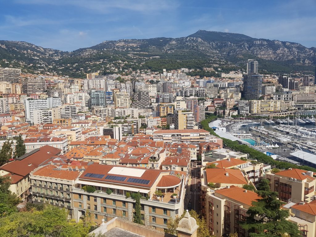 Pohled na Monaco z poloostrovu.