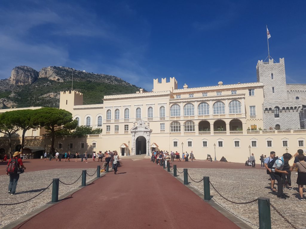 Královský palác s vyhlídkou Tête de Chien v pozadí, Monaco