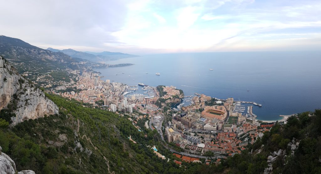 Pohled z vyhlídky Tête de Chien na Monaco.