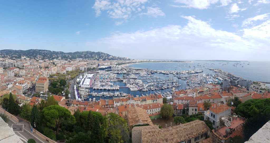 Výhled z věže Tour du Mont Chevalier na město a přístav.