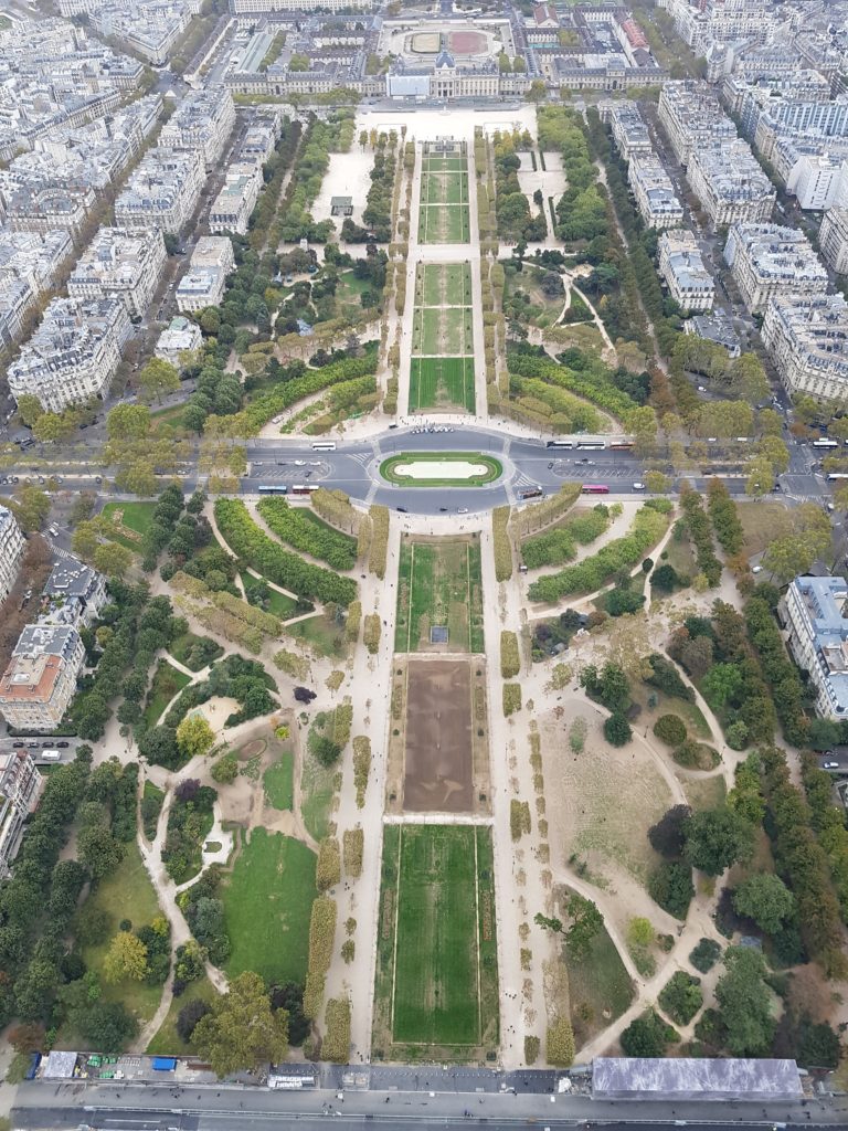 Pohled z Eiffelovy věže na Champ de Mars.