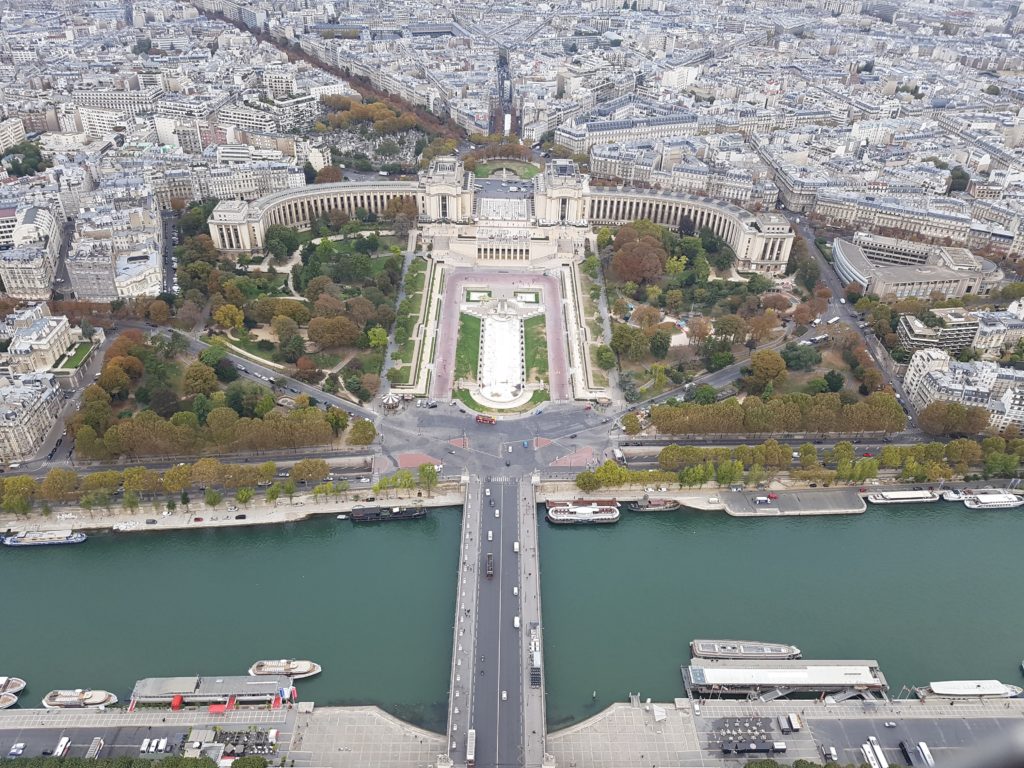 Pohled z Eiffelovy věže na Jardins du Trocadero.