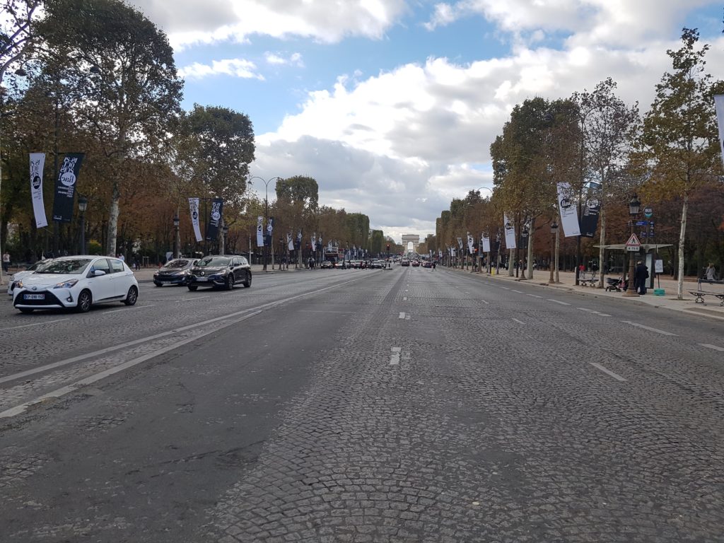 Champs-Élysées s vítězným obloukem na konci.