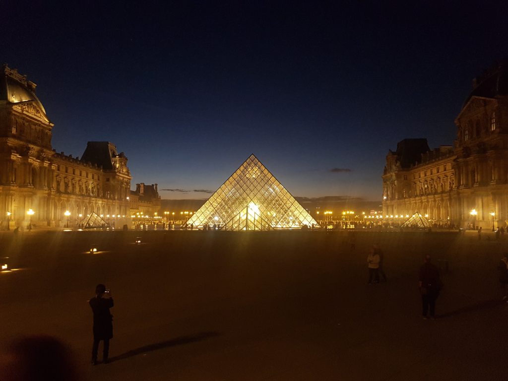 Noční Louvre