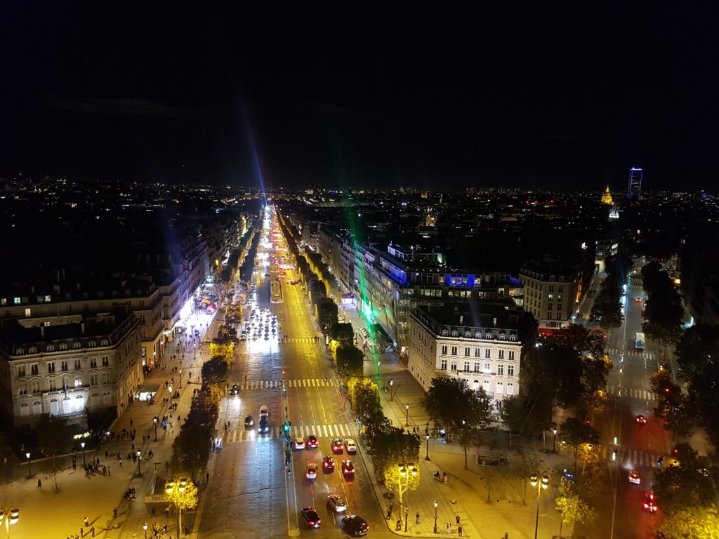 Pohled na noční Champs-Élysées z vítězného oblouku.