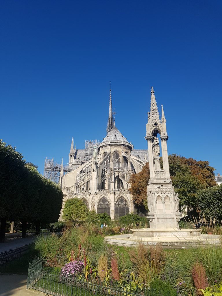 Katedrála Notre-Dame z parku za katedrálou.