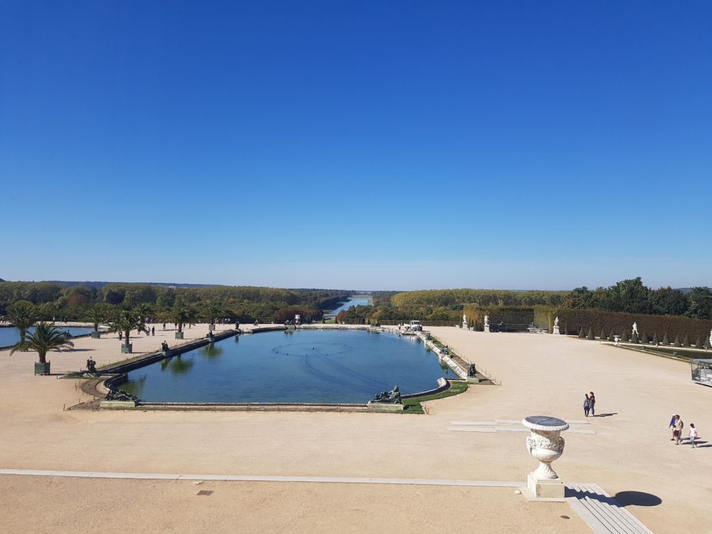 Výhled ze zámku do zahrad. Versailles.