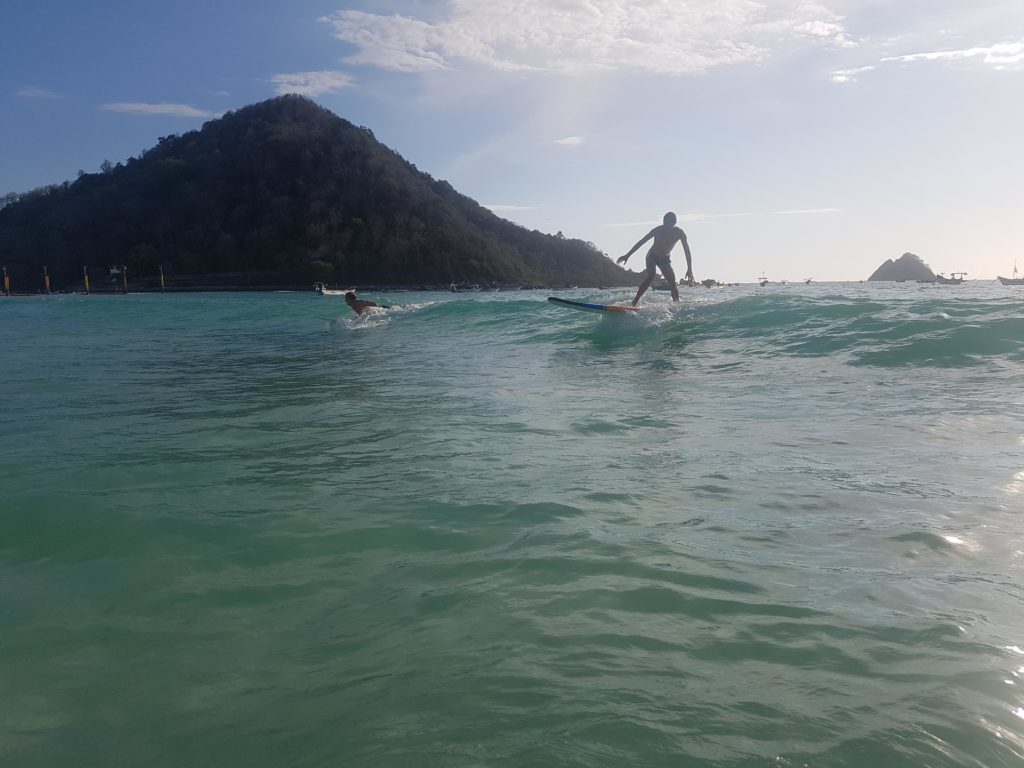 Surfování na Selong Belanak Beach.
