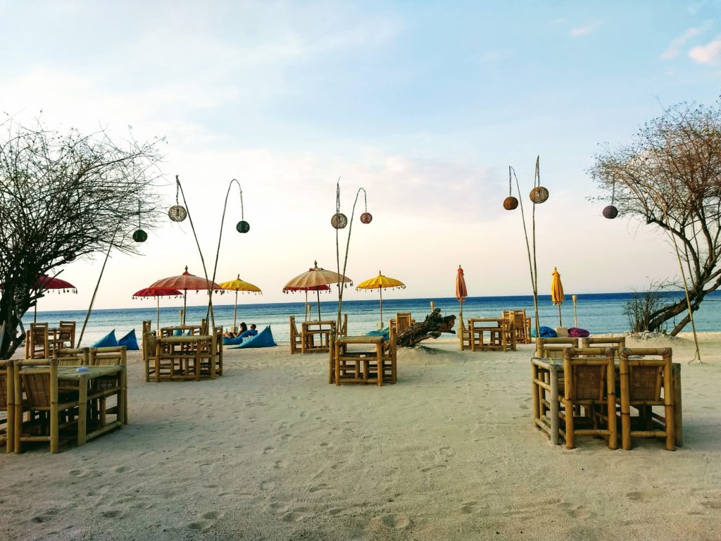 Klidné pláže a téměř prázdné restaurace na Gili Meno.