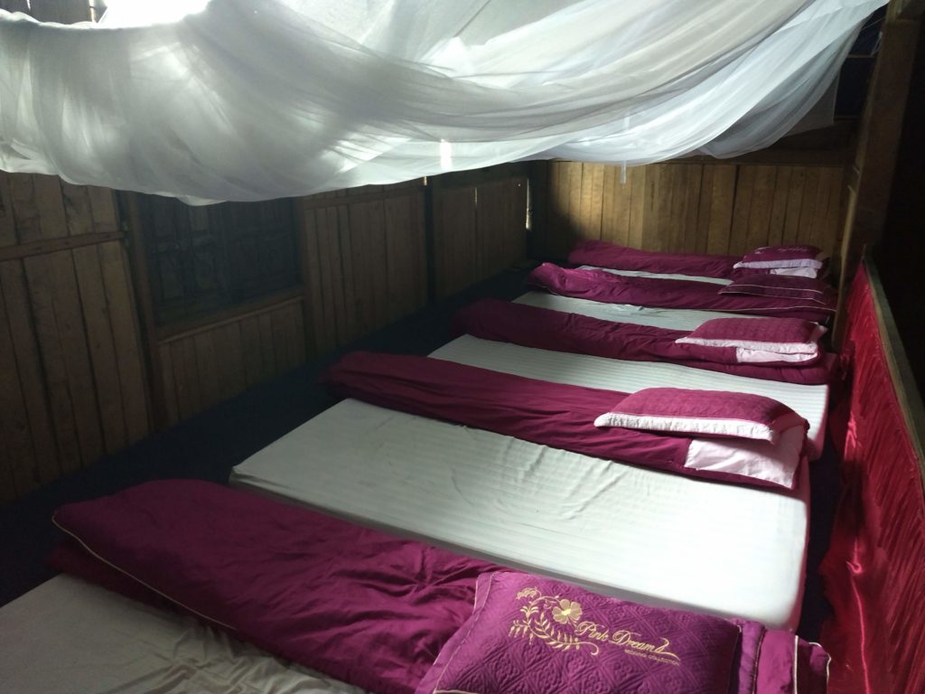 The cheapest accommodation is shared rooms. If you just need a place to sleep and set out again in the morning, it's a good way to save money. Plus, you'll meet people from all over the world. One bed with breakfast costs around $2-5. Northern Vietnam.