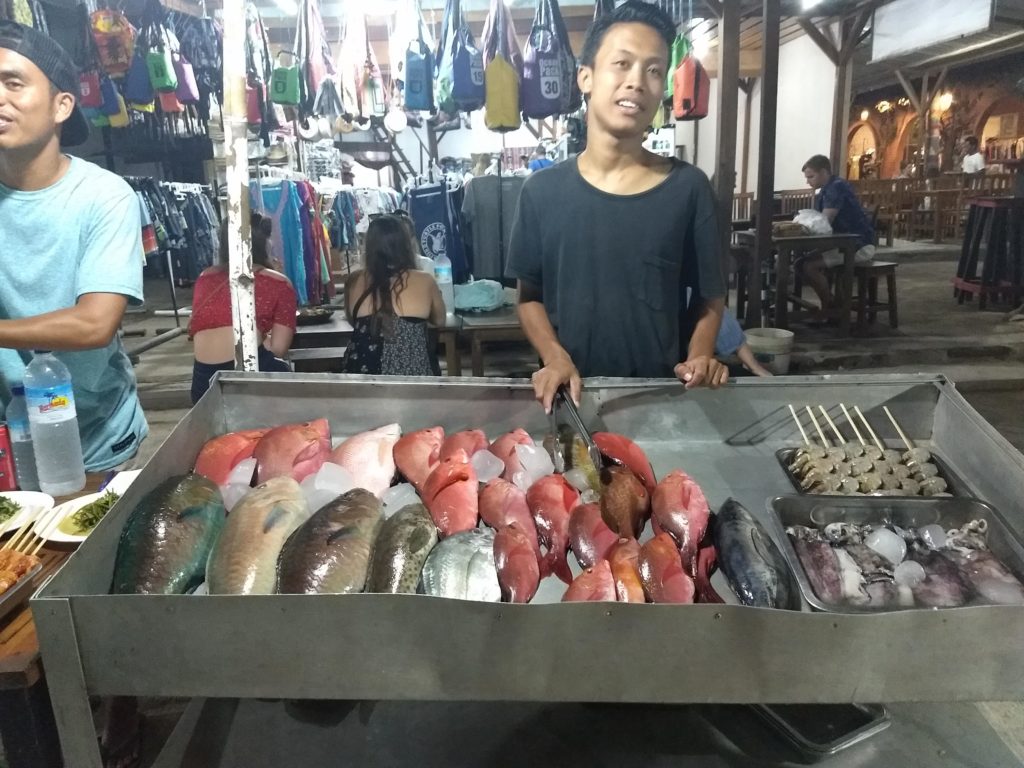 Čerstvé grilované ryby na tržišti.