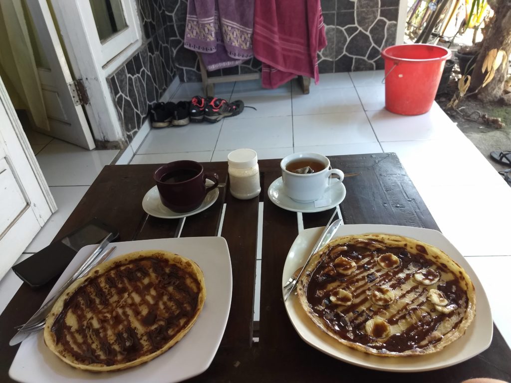 Ubytování na Gili Trawangan není drahé a lze snadno nalézt i se snídaní. K snídani dostanete většinou smaženou palačinku, nebo vajíčka s čajem, či kafem. 