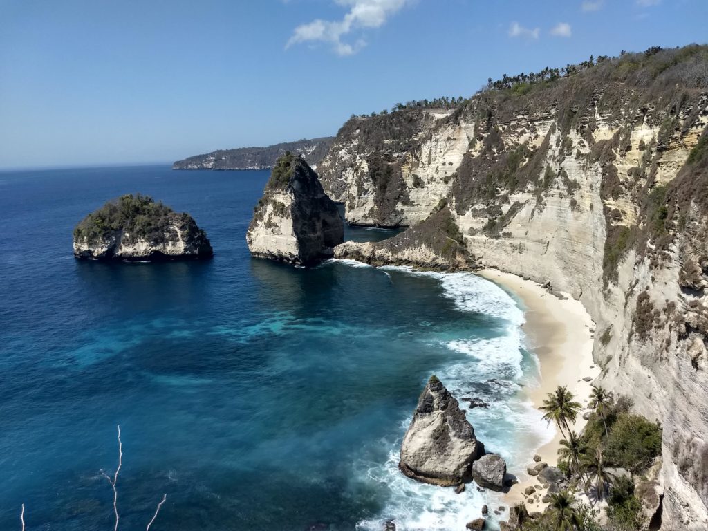 Vyhlídka nad Atuh beach. Pohled na Diamond beach.