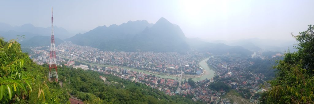 Pohled na město Ha Giang ze špičatého vrcholku u města.