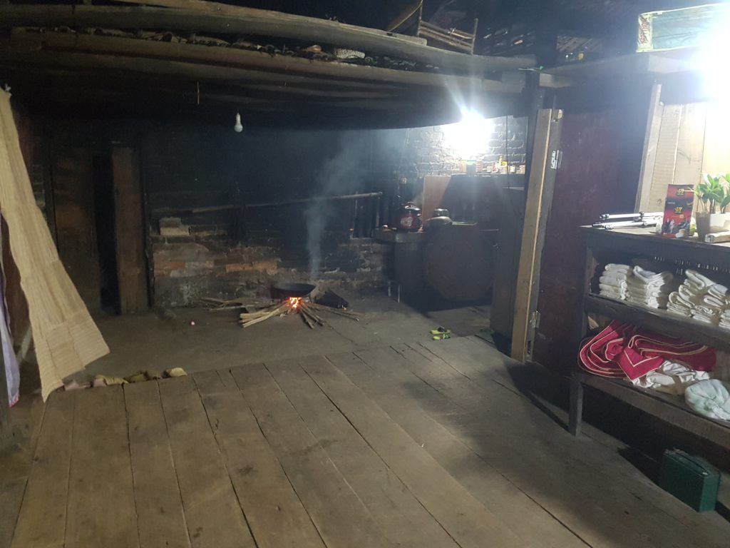Kuchyně v podobě ohniště  v jednom z homestay v okolí Ban Gioc.
