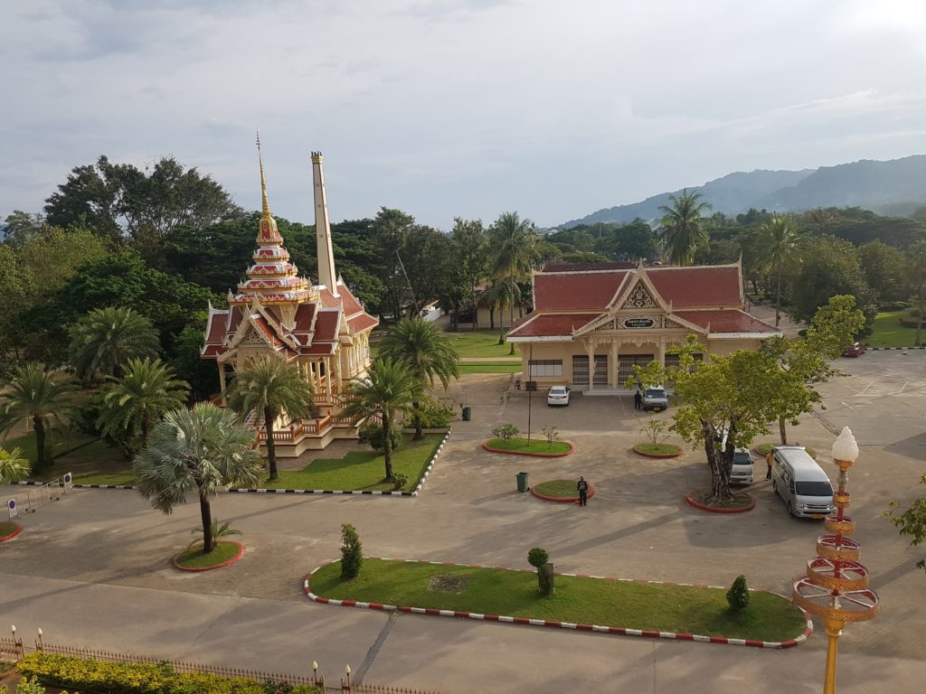 Pohled z terasy nejvyšší věže na Wat Chalong komplex, Phuket.