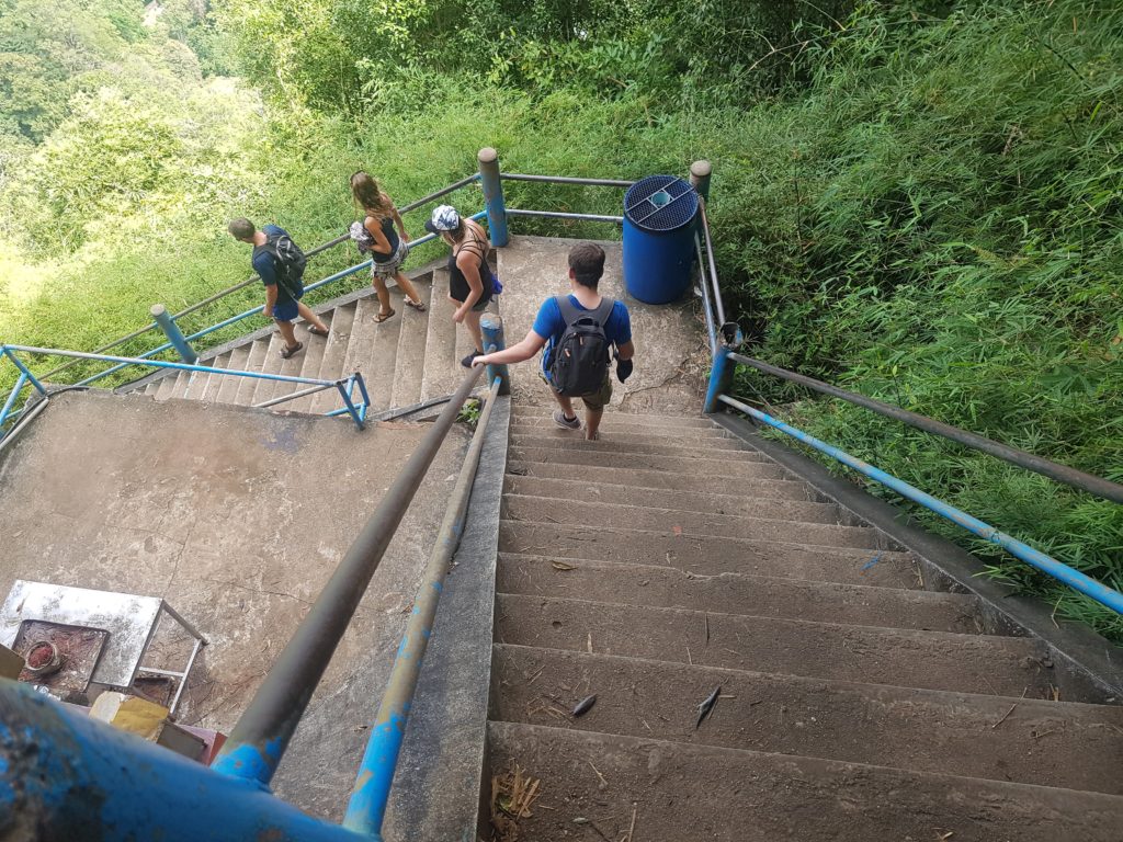 1237 schodů vedoucích na vrchol Tiger Cave, Krabi.