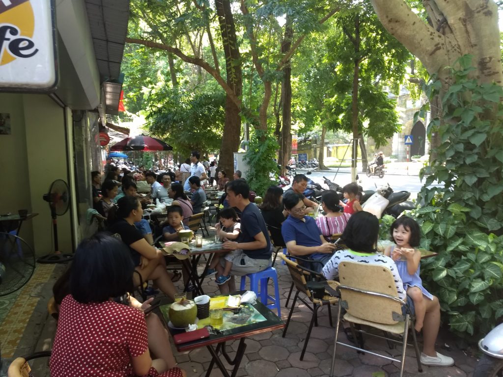 V hanojských ulicích je většinou plno. Lidé se zde schází a společně popíjejí, nebo hrají různé hry. Rádi tráví čas spolu.