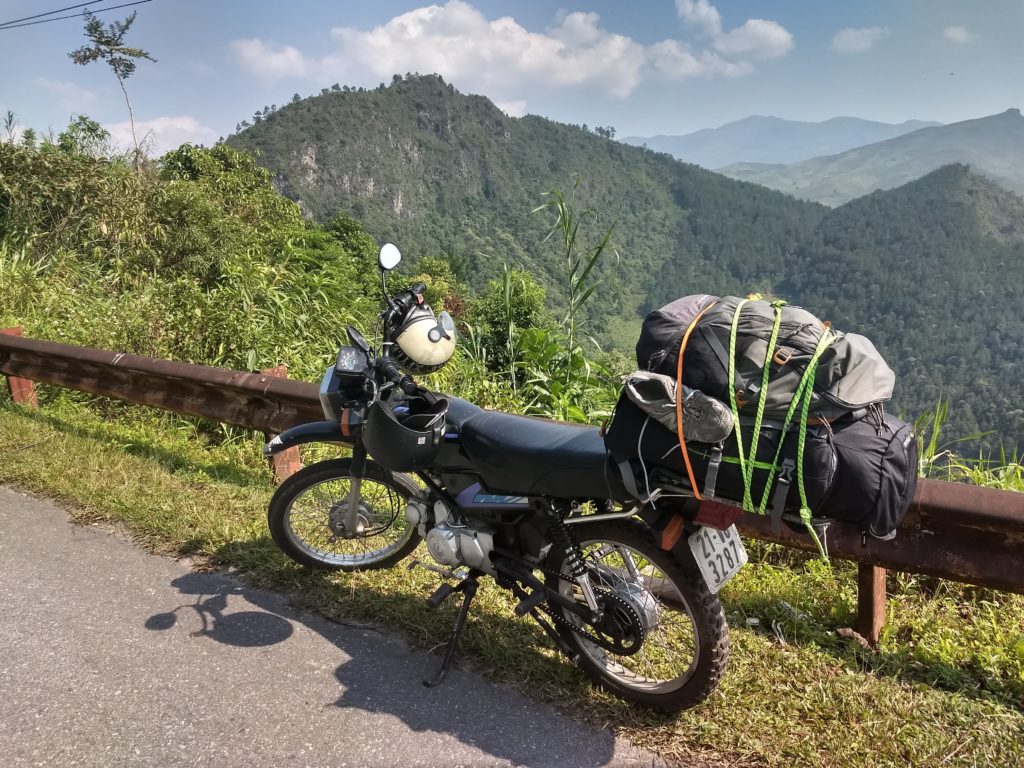 S motorkou získáte ve Vietnamu svobodu. Na zadní nosič, který vám přimontují skoro všude snadno přiděláte zavazadla a můžete putovat i několik týdnů, nebo měsíců.