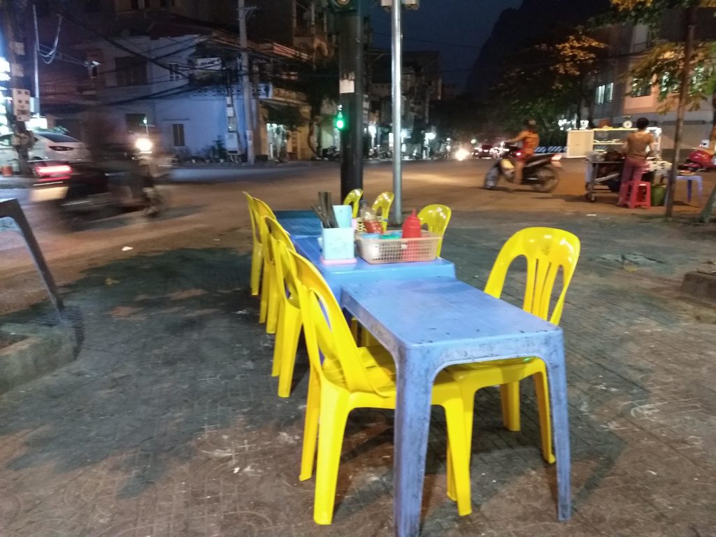 Barevné plastové židle a stoly jsou pro Vietnam typické. Naleznete je snad v každé pouliční restauraci. Někdy připomínají spíš školkovou jídelnu, ale i ty nejmenší stoličky jsou určeny pro dospělé.