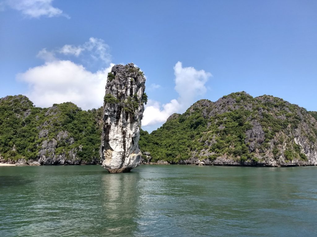 Netradiční skalní útvary spatříte během plavby zátokou, Ha Long bay.