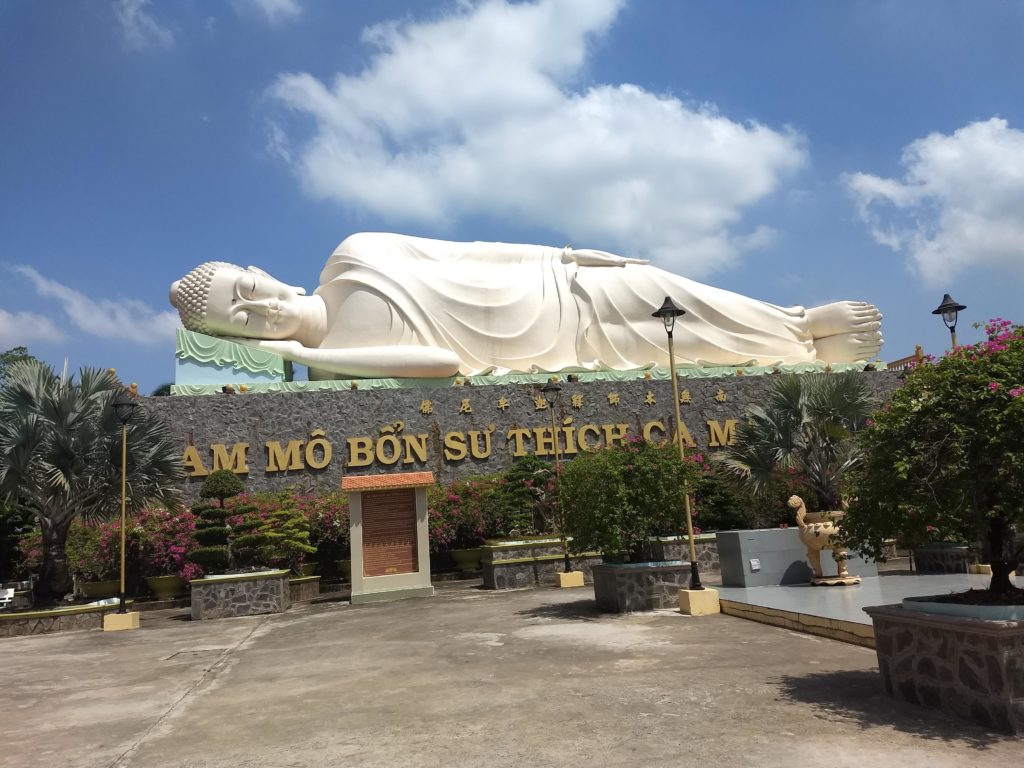 Jedna ze soch Buddhy v areálu Vinh Trang Pagoda.