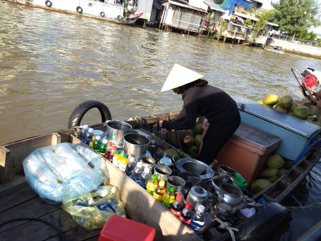 Plovoucí kavárna v rámci plovoucího marketu v deltě Mekongu.