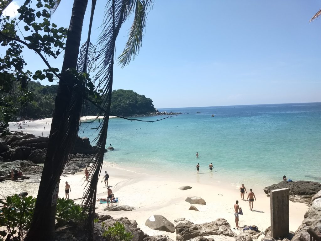 Pohled na Freedom Beach, Phuket.