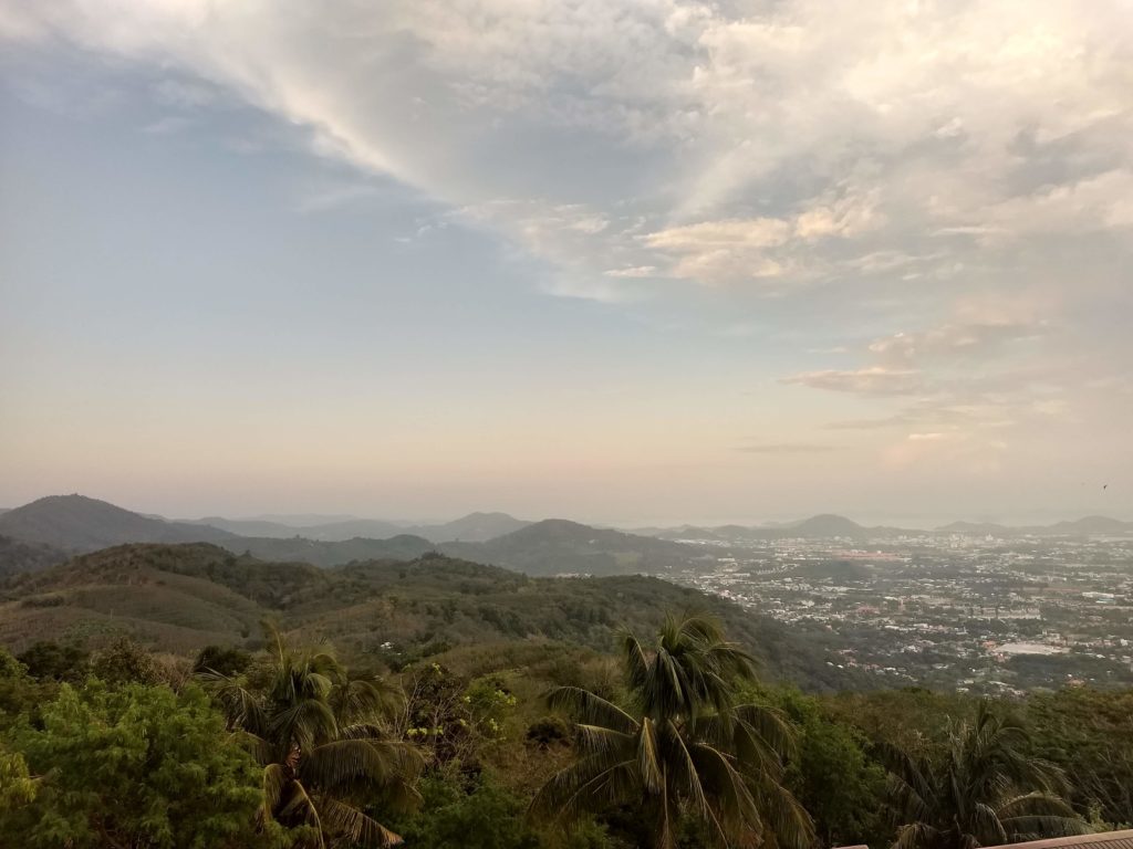 Výhled od Velkého Buddhy do okolí. Phuket