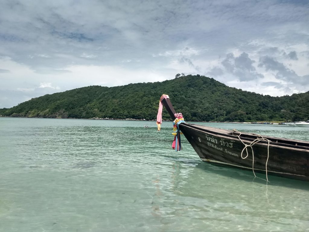 Lana Beach s průzračnou vodou, Phi Phi.