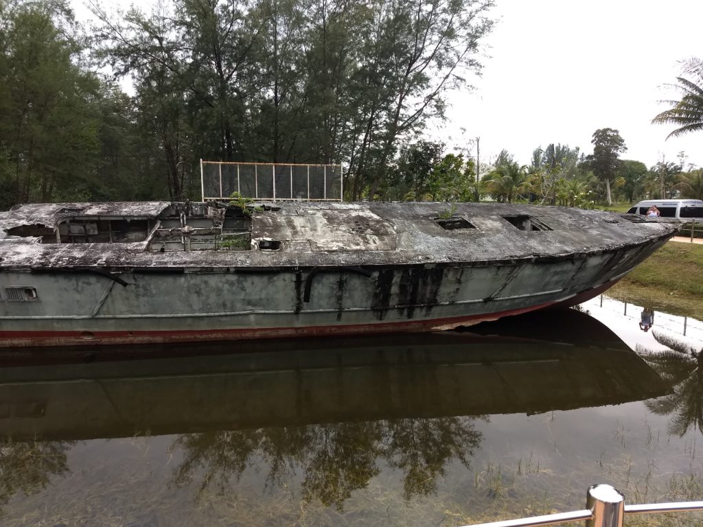 Vrak lodi v Sea turtle nursery sloužící jako připomínka škod způsobených tsunami, Khao Lak.