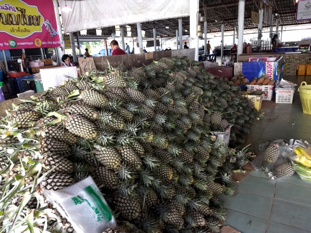 Tropické ovoce seženete nejlevněji na místních tržnicích. Například ananas zde stojí zhruba 10 - 15 Kč. Drahé je pouze tam, kam se dováží (ostrovy).