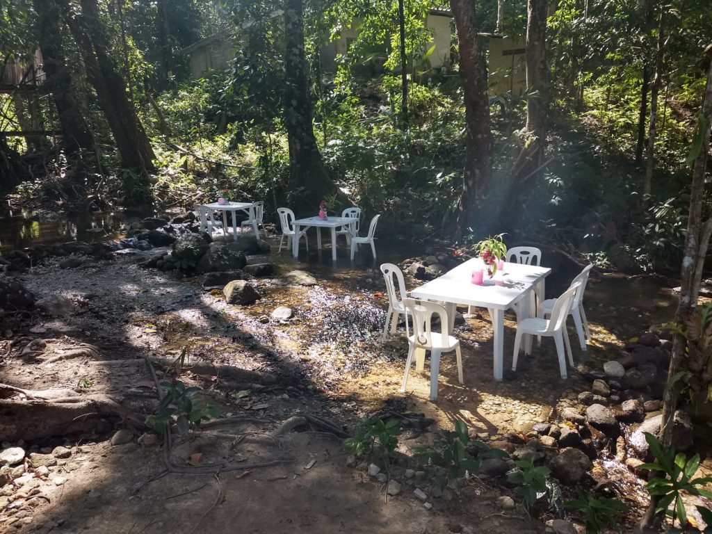 Restaurace na řece u vodopádu Sai Rung.