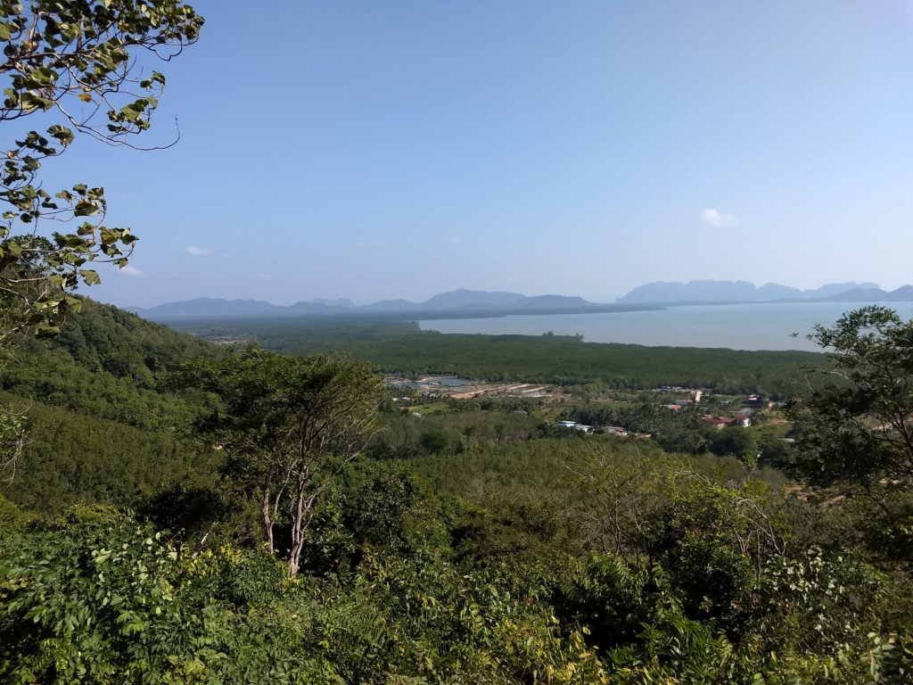 Pohled z Viewpoint Hill na východní část Ko Lanty.