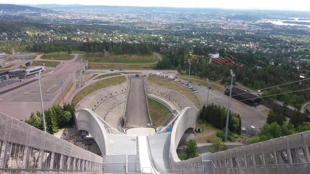 Pohled ze skokanského můstku Holmenkollbakken, Oslo.